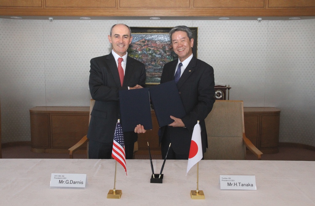 L: Mr. Darnis (President & CEO, UTC Building & Industrial Systems)   R: Tanaka (President & CEO, Toshiba)